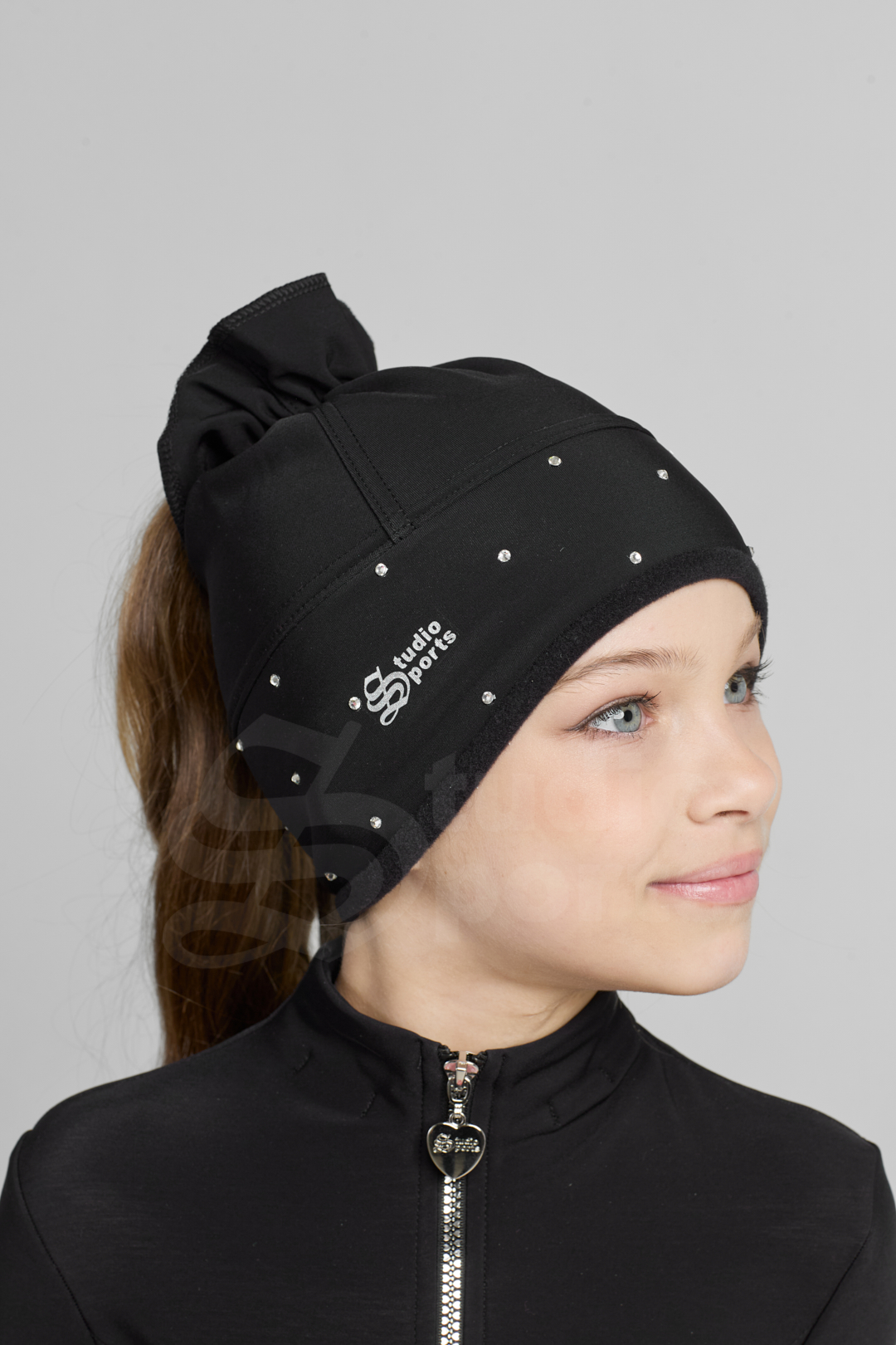 Шапка под "хвост" со стразами
