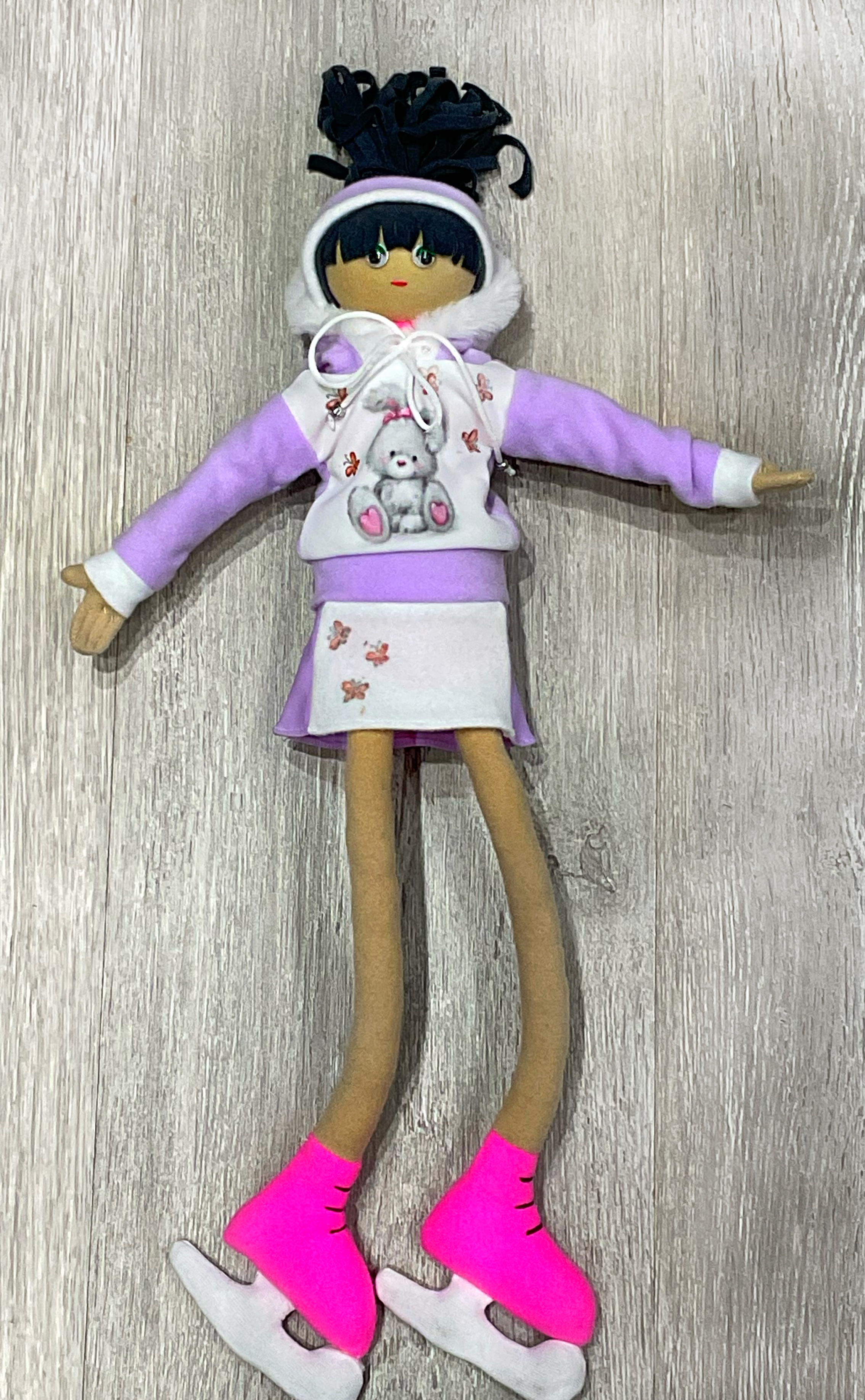 Кукла на коньках со съёмной одёжкой